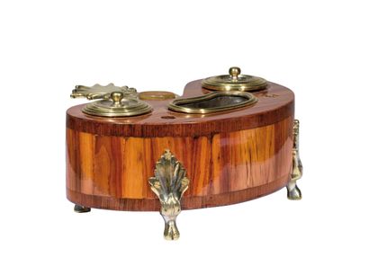 Encrier de forme rognon en bois de placage...