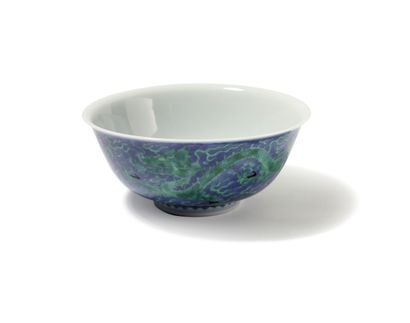 CHINE. Coupe en porcelaine à décor émaillé...