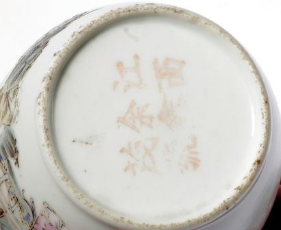 CHINE.
Bol couvert en porcelaine à décor...