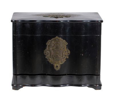 Coffret à liqueurs en bois noirci et marqueterie...