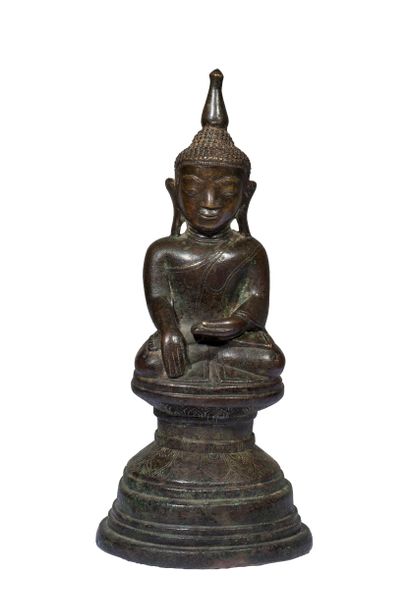Bouddha assis sur une fleur de lotus, en...