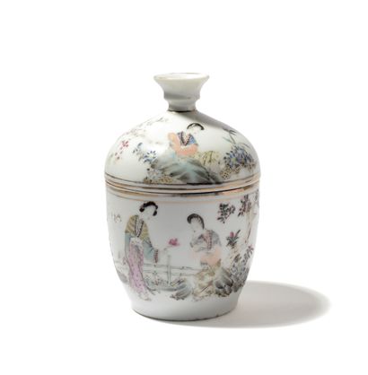 CHINE.
Bol couvert en porcelaine à décor...