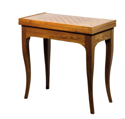 Table à jeux en bois naturel reposant sur...