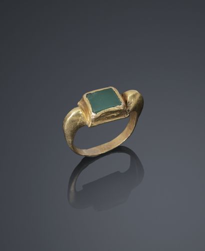 Bague en or jaune à chaton rectangulaire...