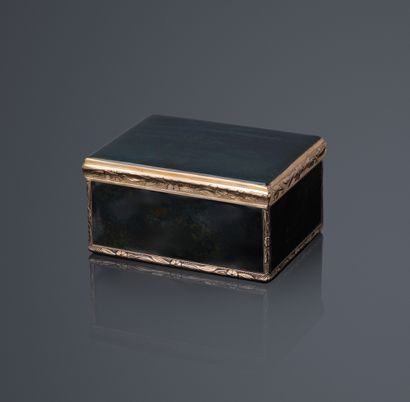Snuffbox in yellow gold 750°/°° and heliotrope...
