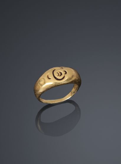 Petite bague jonc en or jaune, le chaton...