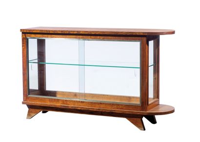 Vitrine en enfilade en bois naturel, la face...