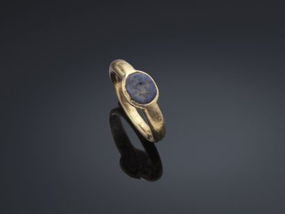 Bague en or jaune à chaton ovale sertie d’une...
