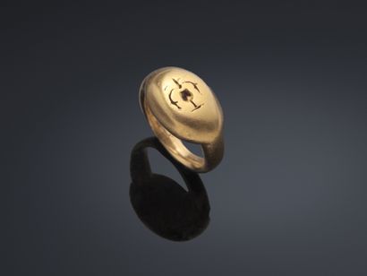 Bague en or jaune à chaton ovale gravé d’une...