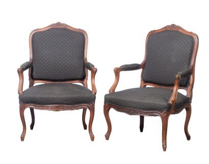 Paire de fauteuils en bois naturel mouluré...