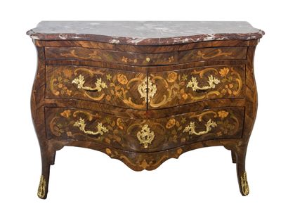 Commode formant coiffeuse à façade galbée,...