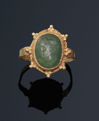 Bague antique en or jaune sertie d’une intaille...