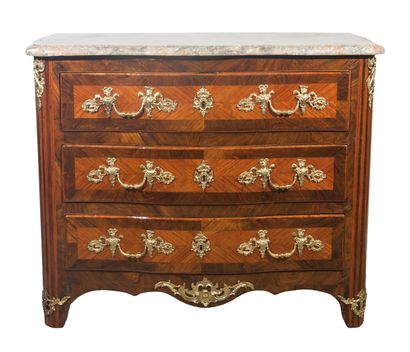 Commode en bois de rose et encadrements d’amarante,...