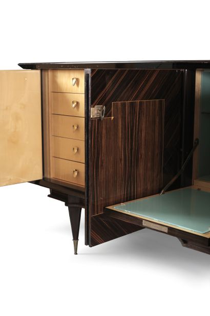 Longue enfilade en placage de macassar et...