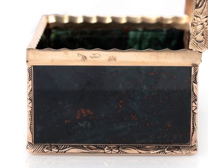 Snuffbox in yellow gold 750°/°° and heliotrope...