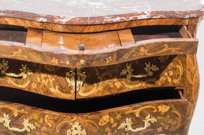 Commode formant coiffeuse à façade galbée,...