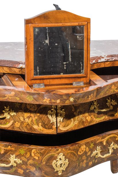 Commode formant coiffeuse à façade galbée,...