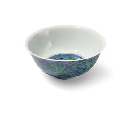 CHINE. Coupe en porcelaine à décor émaillé...