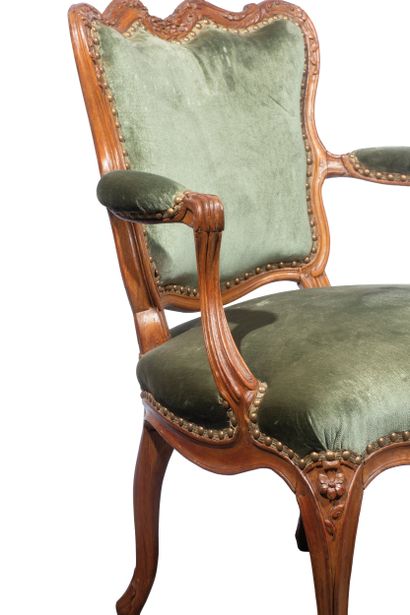 Fauteuil en bois naturel à dossier violoné...