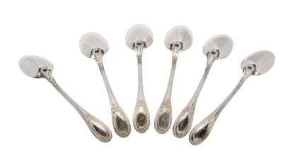 Six cuillères à moka en argent au modèle.
Poinçons...