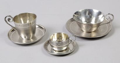 Ensemble de trois tasses et leurs sous-tasses...