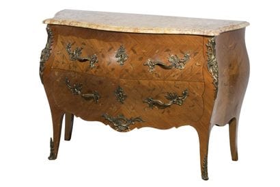 Commode sauteuse de forme galbée en bois...