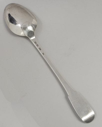 Cuillère à ragoût en argent uni, la spatule...