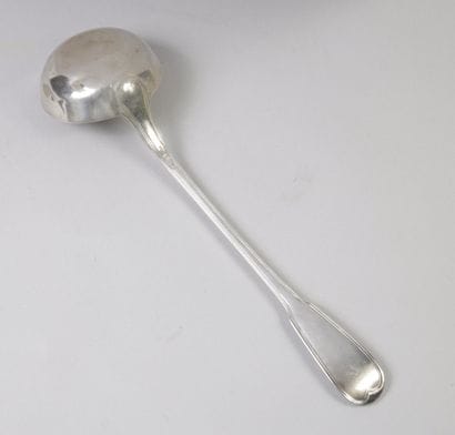 Louche en argent uni à décor de filets. (Petits...