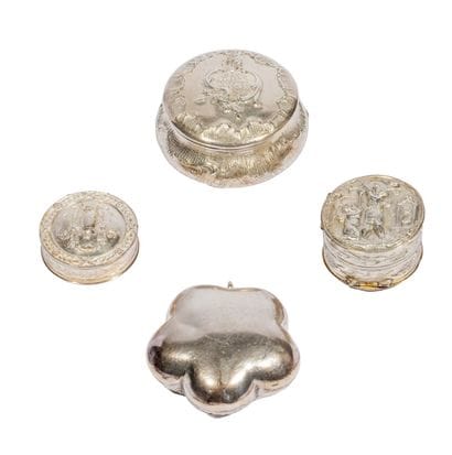 Ensemble de quatre boites à pilules en argent...