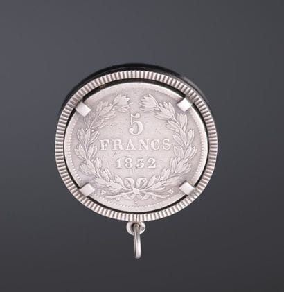 A 950°/°° silver pendant featuring a 5-franc...