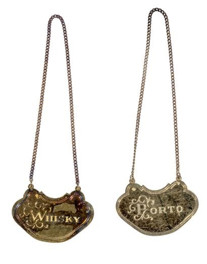 Deux étiquettes en vermeil marquées Whisky...