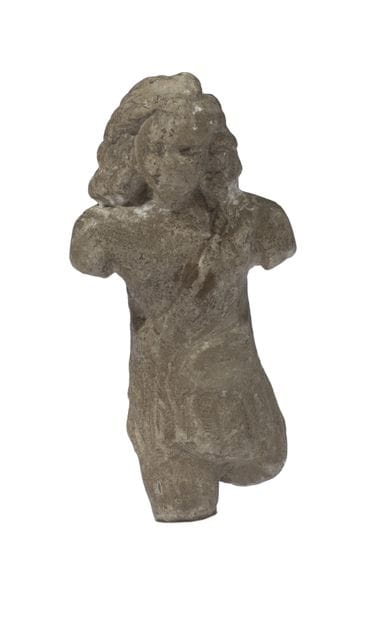 Statuette représentant un homme debout vêtu...