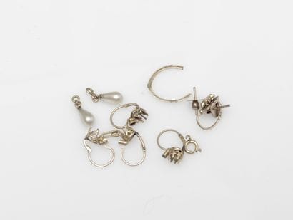 Assortment of 750°/°° yellow gold scrap consisting...
