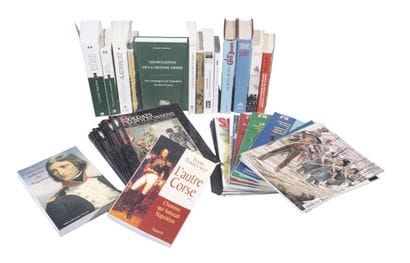 Ensemble de livres reliés ou brochés. Militaria....
