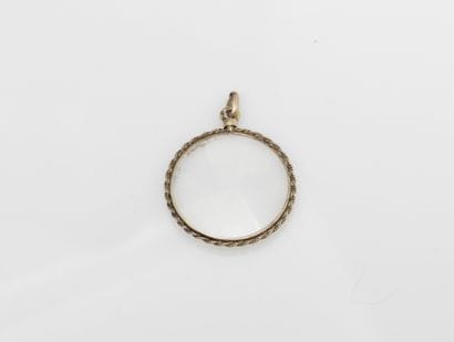 Circular keepsake pendant set in a 750°/°°...