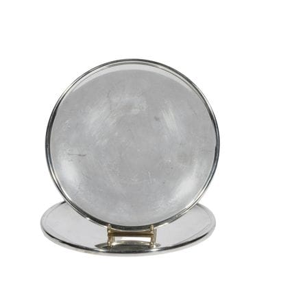 Puiforcat.
Deux assiettes rondes en argent...