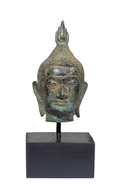 Buddha head in bronze with green patina.
Southeast...