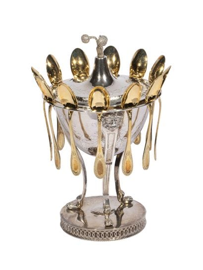 Sucrier couvert tripode en argent reposant...