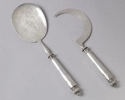 Une cuillère à fruit en argent 950°/°° et...