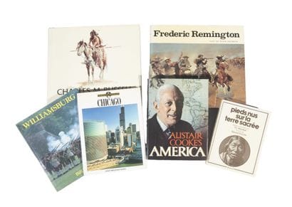Ensemble de livres reliés ou brochés illustrant...