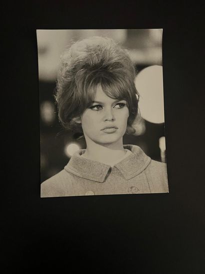 BRIGITTE BARDOT (1934–2025) – SET OF 37 PHOTOGRAPHS
A...