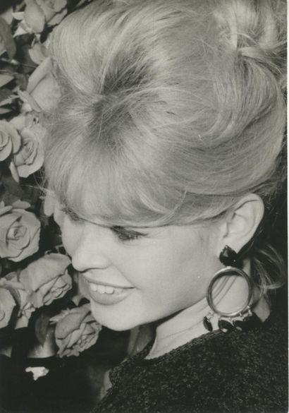 BRIGITTE BARDOT (1934–2025) – SET OF 37 PHOTOGRAPHS
A...