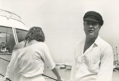 SET OF 35 PHOTOGRAPHS – FILM AND CELEBRITIES
A...