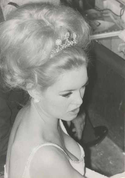 BRIGITTE BARDOT (1934–2025) – SET OF 37 PHOTOGRAPHS
A...
