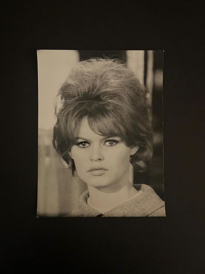 BRIGITTE BARDOT (1934–2025) – SET OF 37 PHOTOGRAPHS
A...