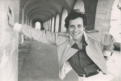 SET OF 35 PHOTOGRAPHS – FILM AND CELEBRITIES
A...