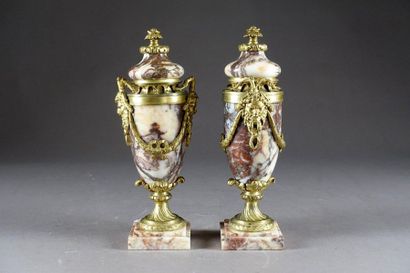 Paire de Cassolettes de style Louis XVI,...