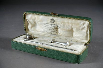 Nécessaire d’écriture.
Il présente un encrier,...