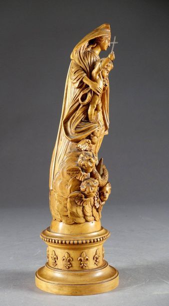 Vierge à l’Enfant terrassant le mal.
Debout...