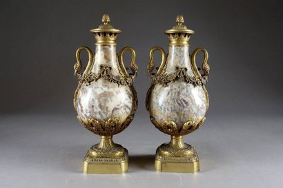 Paire de Cassolettes Louis XVI, piriformes.
A...